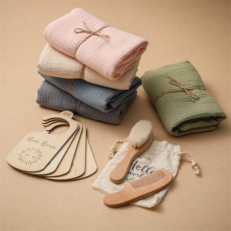 Newborn | Gift set met zachte borstel, hydrofiele doek, maand hangers - Simply Lovely Collections